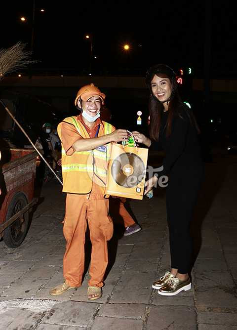 Ái Phương đã xúc động khi nhìn thấy những nụ cười hạnh phúc của các anh chị công nhân. Với họ đó không chỉ là món quà Trung Thu mà đó còn là món quà tinh thần ấm áp trong cuộc sống luôn cần sự sẻ chia. 