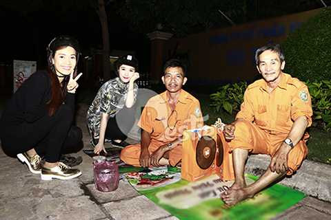 Bộ đôi Bảo Thy - Ái Phương đã cùng nhau đi phát quà cho những người dân lao động vất vả tại những gầm cầu nằm trên tuyến đường đại lộ Võ Văn Kiệt vào lúc giữa đêm. 