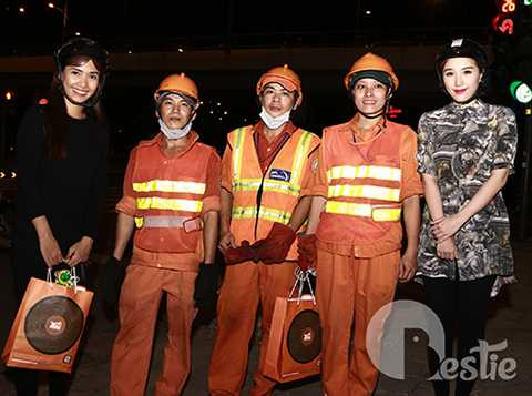 Họ xuất hiện với trang phục cực kì giản dị cùng với nụ cười thân thiện thường trực trên môi mỗi khi trò chuyện. Đây là hành động đẹp của hai cô nàng khi mang đến những điều ý nghĩa nhất cho người nghèo khó khăn.