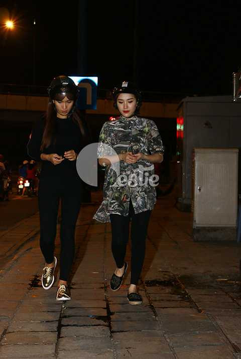 Khi trời đang dần sáng, cũng là lúc hai nữ ca sĩ trở về nhà sau buổi phát quà vô cùng ý nghĩa.