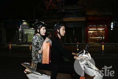 Giọng ca Cô đơn đã chở công chúa bong bóng đi rất nhiều các con đường Sài Gòn để tận tay trao những phần quà ý nghĩa. 