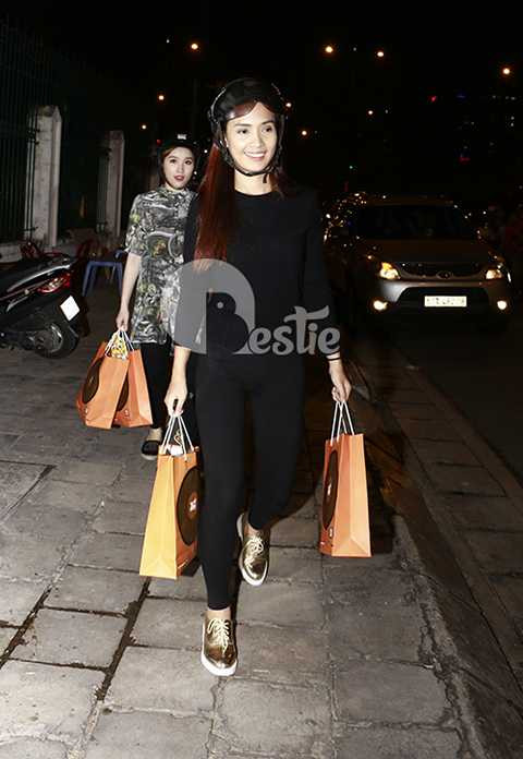 Mỗi năm, đến dịp Trung Thu, tôi thường hóa thân làm chị Hằng trong các chương trình ca nhạc dành cho trẻ em. Với tôi, đó là những hoạt động vô cùng ý nghĩa và tôi cảm thấy rất hạnh phúc khi được chung tay đóng góp cùng <a href='https://vtcnews.vn/xa-hoi.2.0.html' >xã hội</a> mang niềm vui đến cho các em nhỏ và người có hoàn cảnh khó khăn, nữ ca sĩ Ái Phương chia sẻ.