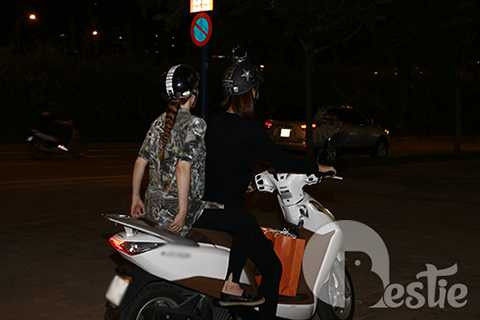 Giọng ca Cô đơn đã đèo Bảo Thy đi bằng xe máy và chở theo những phần quà đã được chuẩn bị sẵn trước để mang tặng mọi người.