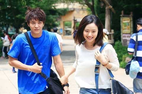 Suốt 4 năm học Đại học, ngày nào Trần cũng lặn lội hơn chục cây số đến đón Trang đi học dù chẳng tiện đường. (Ảnh minh họa).