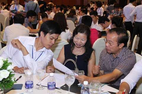 Khách hàng hồ hởi tìm hiểu thông tin về căn hộ thuộc tòa Park 1 dự án Vinhomes Times City - Park Hill. Khách hàng hồ hởi tìm hiểu thông tin về căn hộ thuộc tòa Park 1 dự án Vinhomes Times City - Park Hill.