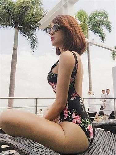 Nữ ca sỹ Diệp Lâm Anh tự tin khoe cặp đùi nóng bỏng có nếp gấp theo đúng trào lưu.