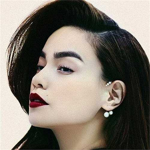 Hồ Ngọc Hà thể hiện vẻ đẹp sang trọng khi tô môi son đỏ.