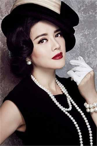 Lý Nhã Kỳ với bờ môi mọng quyến rũ.