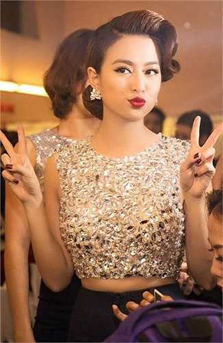 Hoàng Thùy Linh cũng sở hữu đôi môi mọng đỏ, sexy.