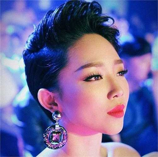 Tóc Tiên quyến rũ với bờ môi đầy đặn, tự nhiên và hơi cong quyến rũ.