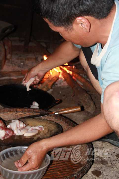 Mùa A Tà thái thịt rán lấy mỡ Mùa A Tà thái thịt rán lấy mỡ