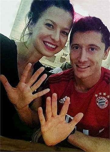 Lewandowski cùng vợ Anna Stachurska chia sẻ bức ảnh kỷ niệm trên trang Instagram về kỷ lục không tưởng của tiền đạo người Ba Lan