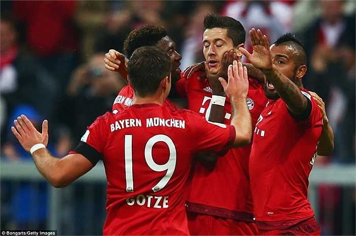 Đồng đội lập tức chia vui cùng Lewandowski sau kỷ lục không tưởng