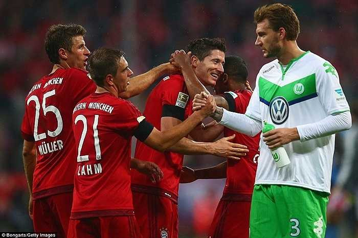 Ngay cả 'Thánh' Bendtner cũng phải ngả mũ trước người đồng nghiệp