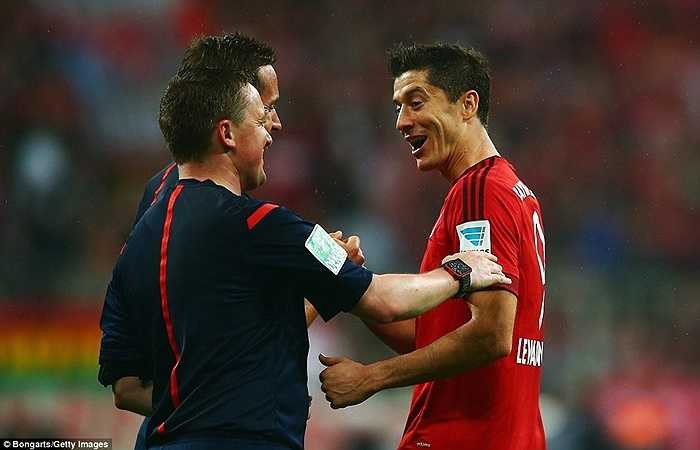 BHL Bayern Munich xuống sân chia vui với Lewandowski