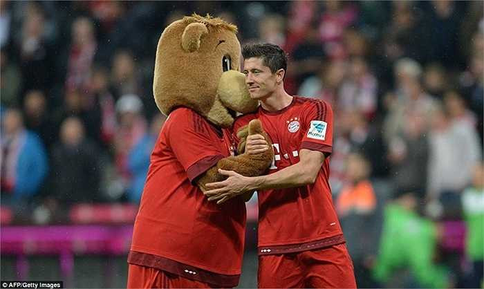 5 bàn không tưởng của Lewandowski khiến những CĐV Bayern Munich hết sức hài lòng. Trước đó, anh từng được Arsenal theo đuổi hồi mùa hè