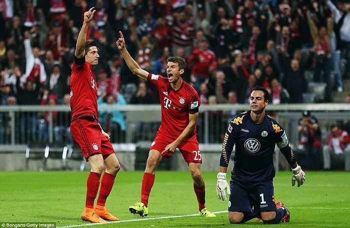 Điều đáng nói, chân sút sinh năm 1988 chỉ vào sân từ ghế dự bị. Anh thế chỗ Thiago Alcantara đầu hiệp 2 và lập tức ghi bàn 6 phút ngay khi vào sân