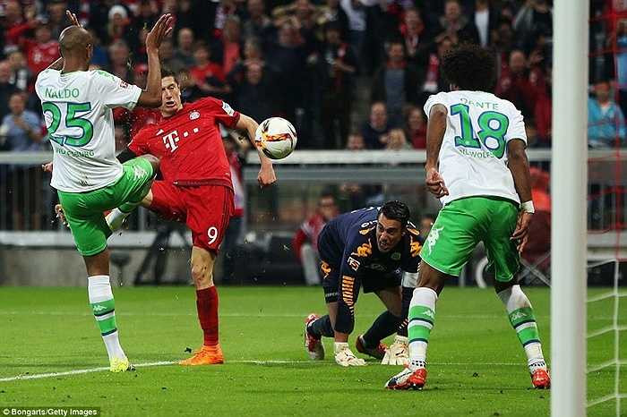 Lewandowski hoàn tất hat-trick chỉ trong vòng 4 phút. Đây cũng là hat-trick nhanh nhất trong lịch sử Bundesliga