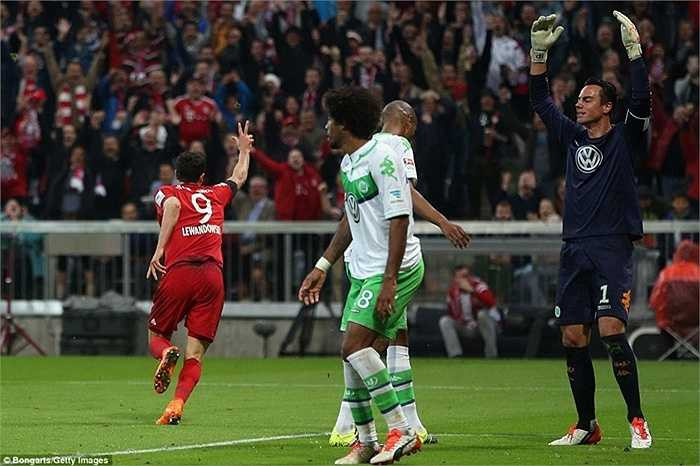 Điều đáng nói, trong 9 phút khủng khiếp từ 51 đến 60, Lewandowski đã có thể ghi tới 6 bàn nếu như cú dứt điểm của anh ở phút 54 không chạm cột dọc