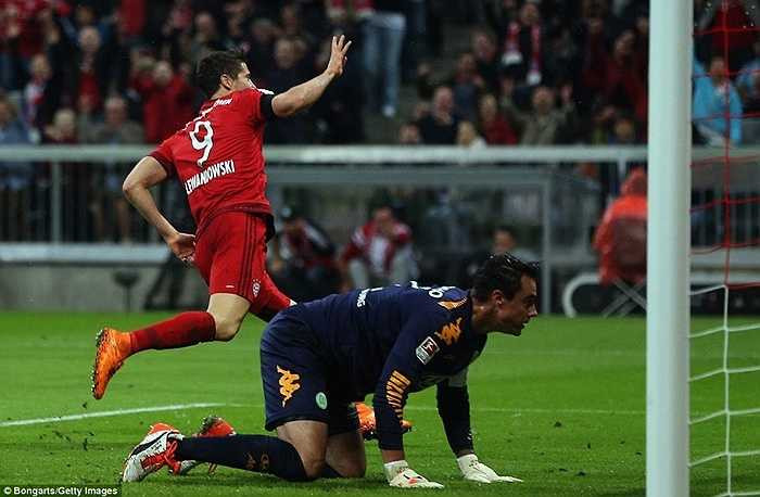 Màn ăn mừng bàn thắng thứ 4 của Lewandowski. Anh giơ 4 ngón tay, hệt như khi ghi 4 bàn vào lưới Real Madrid hồi năm 2013