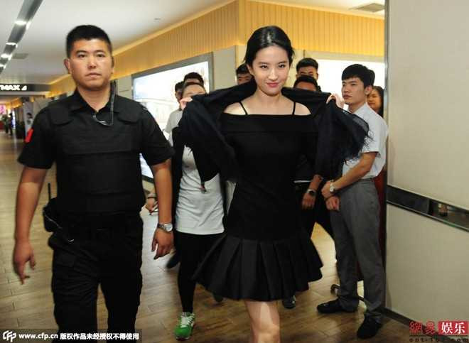 Trong buổi quảng bá phim "Tình yêu thứ ba" tại thành phố Hợp Phì, tỉnh An Huy (Trung Quốc), "thần tiên tỷ tỷ" liên tục bị paparazzi chụp ảnh ở góc xấu.