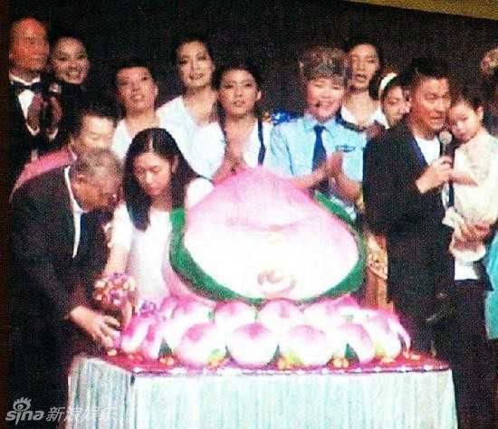 Lưu Đức Hoa lộ ảnh hiếm hoi bên vợ con