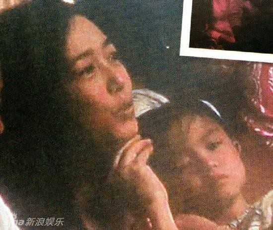 Lưu Đức Hoa lộ ảnh hiếm hoi bên vợ con