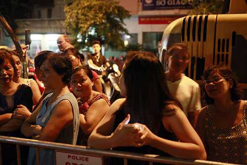 Tối muộn 22/9 người dân vẫn đứng dưới lòng đường hướng về ngôi nhà biệt thự tan hoang sau khi sập để nghe ngóng <a href='https://vtcnews.vn/' >tin tức</a>. Có 7 nạn nhân trong vụ sập và 2 người trong số đó đã tử vong