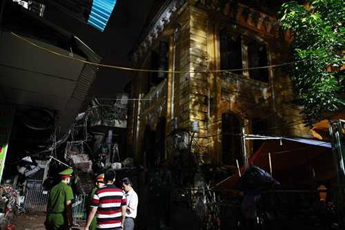 Công trình được xây dựng cách đây hàng trăm năm nên đã có dấu hiệu xuống cấp nghiêm trọng. Tòa nhà bị sập có diện tích sử dụng 1.100 m2, chia 2 tầng, xây bằng gạch, mái vòm cốt thép. Trong đó, tầng 2 vốn là một hội trường giờ đã được sử dụng là phòng làm việc rộng 120 m2, tầng 1 là nhà kho và phòng làm việc. Hai bên cánh của hội trường là cầu thang, hàng lang, phòng vệ sinh rộng khoảng 100 m