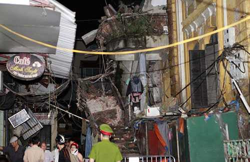 Hiện nay toàn bộ mái tầng 2 tòa nhà này đã bị sập . 16 hộ dân với 61 nhân khẩu bị ảnh hưởng, hiện không có nơi ở đến tạm cư tại Nhà CT1- khu đô thị Định Công (quận Hoàng Mai, Hà Nội)