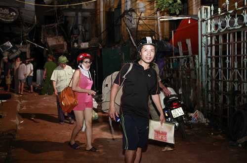 Anh Nguyễn Tùng Khánh cùng vợ về ngôi nhà năm trong khuôn viên biệt thự 107 Trần Hưng Đạo thu dọn một số tài sản cho bố, mẹ vợ tối 22/9