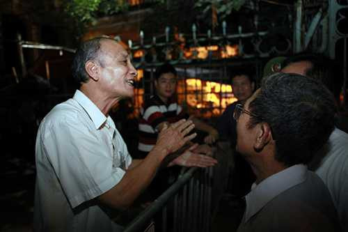 Ông Nguyễn Văn Bình – phó chủ tịch UBND phường Cửa Nam giải thích cho người dân muốn về nhà rằng tài sản của nhân dân được cơ quan chức năng đảm bảo an toàn, người dân không thể về nhà vì rất nguy hiểm