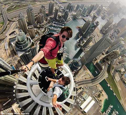 Bốn trong số các ca tử vong vì tự sướng trong năm 2015 được xác định là do bị ngã từ trên cao