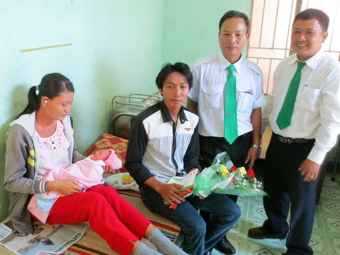 Tài xế Vĩnh bên cạnh gia đình sản phụ Xuyến.
