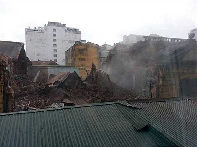 Khoảng 12h45 trưa 22/9, tại quận Hoàn Kiếm ở Hà Nội đã xảy ra vụ sập nhà cổ 109 Trần Hưng Đạo khiến dư luận chấn động.
