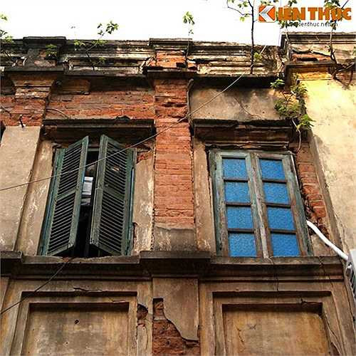 Sự xuống cấp của nhiều tòa nhà có thể nhận ra bằng mắt thường với hiện tượng tróc lở, nứt gãy, sự xâm hại của các loài cây dại.