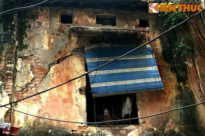 Một ngôi nhà cổ trên khu phố cổ Hà Nội bị nứt toác, trông như thể có thể sập bất cứ lúc nào.