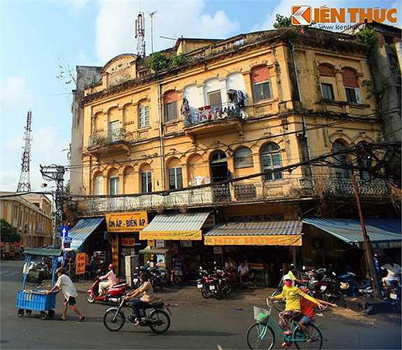 Do thiếu sự bảo dưỡng, nhiều công trình đã xuống cấp nghiêm trọng và trở thành mối nguy hiểm tiềm tàng. (Ảnh: Khu nhà cổ trên đường Hải Thượng Lãn Ông, TP HCM)