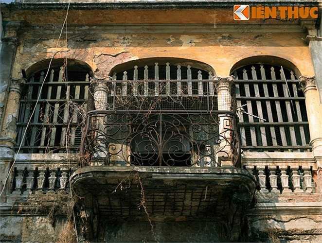 Cận cảnh một ngôi nhà cổ hoang phế ở phố Vạn Kiếp, TP HCM.