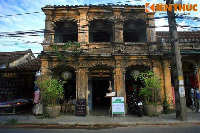 Tại đô thị cổ Hội An, tỉnh Quảng Nam, sập nhà cổ không còn là nguy cơ mà đã nhiều lần trở thành sự thật, điển hình là vụ sập tường hội quán Ngũ Bang làm 2 người chết năm 1997. Tình trạng xuống cấp cùng tác động của lũ lụt khiến nhiều công trình ở nơi đây đang đứng trước thách thức nghiêm trọng. 