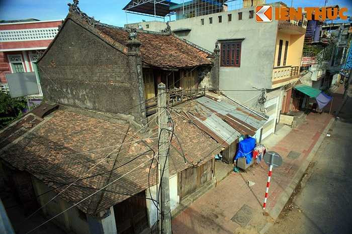 Nhiều công trình cổ ở Huế, trong đó có nhiều nhà dân cũng nằm trong diện 'chờ sập', đòi hỏi được tu bổ kịp thời. Vụ sập một góc Phu Văn Lâu ở kinh thành Huế sáng 15/5/2014 là lời cảnh báo rõ ràng nhất cho thực trạng này. Ảnh: Một ngôi nhà cổ trên đường Đặng Tất ở Huế.