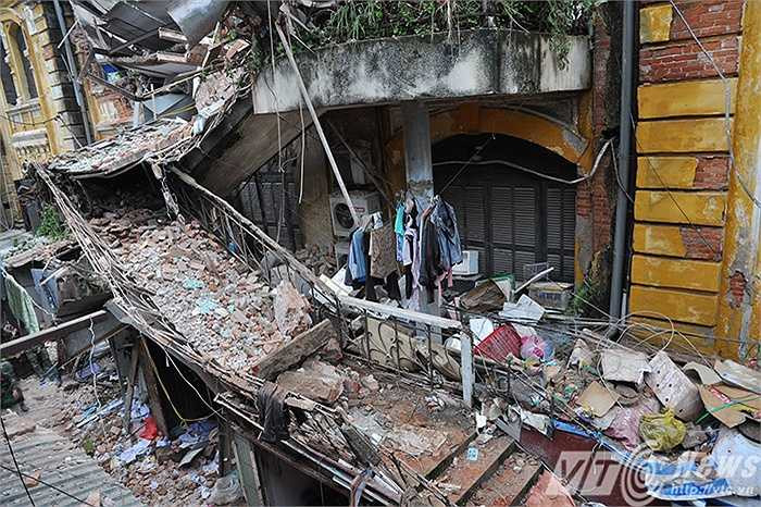 Toàn bộ khu vực hội trường của khối nhà đã bị đổ sập hoàn toàn, khối nhà trước và sau chịu tác động vỡ một số cửa kính, không bị sập. Ngôi nhà này đã sập theo phương thẳng đứng, một phần gạch vỡ của công trình đổ tràn sang 2 bên lối đi bên cạnh, gây thương vong cho người và tài sản.