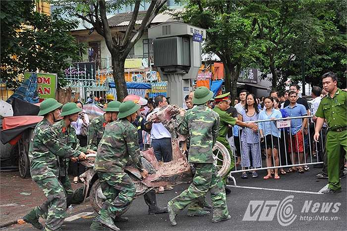 Cùng thời điểm đó, một người 1 phụ nữ trung niên ra khỏi hiện trường vụ sập trong tình trạng nguy kịch. Người này sau đó được xác định danh tính là bà Lê Thị Quý Hường (47 tuổi, Thường Tín, Hà Nội) là người bán rau ở trong khu nhà 107 Trần Hưng Đạo. Bà Hường sau đó đã tử vong.