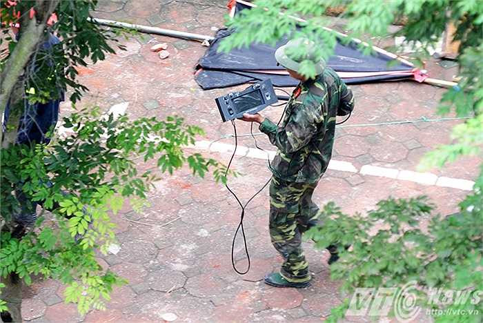 16h11, lực lượng Quân đội sử dụng máy dò chuyên dụng để dò tìm người bị nạn, được biết lực lượng chức năng đang tìm kiếm chị Trần Thị Nga (SN 1979) nghi gặp nạn trong đống đổ nát. Mọi người đã gọi vào điện thoại di động của chị và nghe tiếng chuông tại hiện trường.