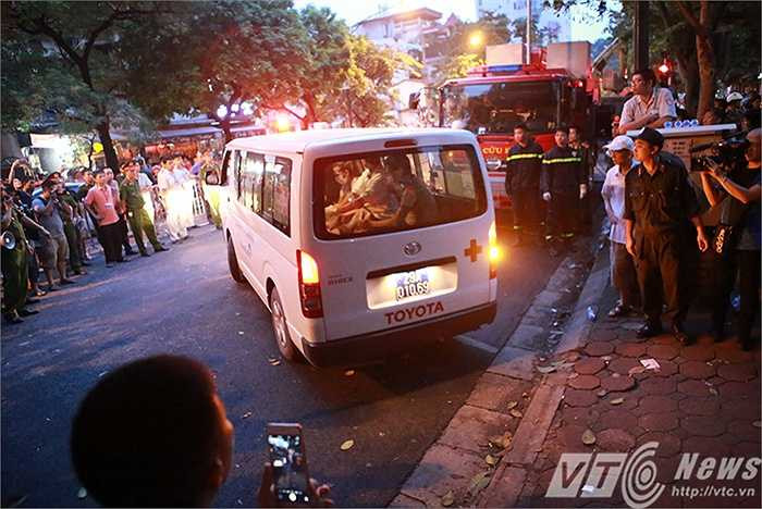 17h45, sau 5 tiếng nỗ lực đào bới, cứu hộ, lực lượng chức năng đã tìm được thi thể nạn nhân Trần Thị Nga (sinh năm 1979) trong đống đổ sập. Xe cứu thương đã đưa xác nạn nhân ra khỏi hiện trường.