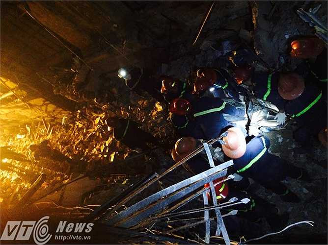 Đến 20h10, lực lượng chức năng đã kiểm tra toàn bộ hiện trường và xác nhận không còn người bị kẹt bên trong. Hàng rào được mở, xe xúc ra khỏi hiện trường và các đơn vị chữa cháy, cứu hộ, quân đội đã rút quân. Khu nhà được phong tỏa. (Thực hiện: Chiến Linh)