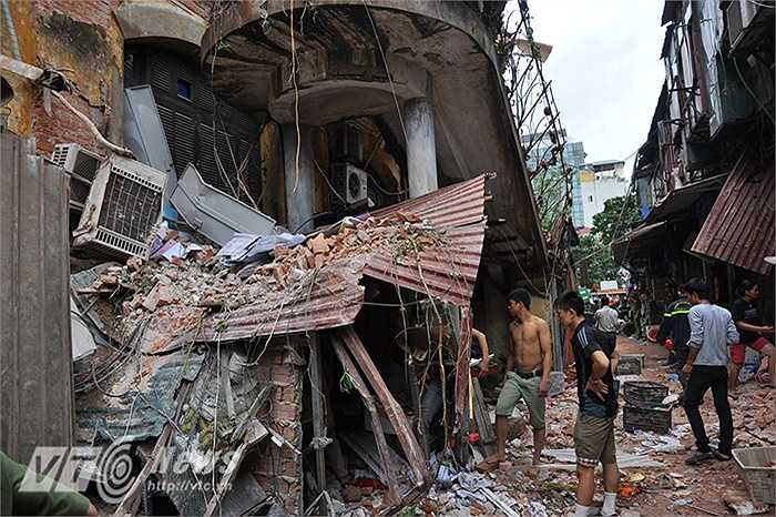 Anh Hải (Người dân sống gần khu vực) cho biết: ‘Tôi đang ngồi uống nước ở phía đối diện thì bất ngờ nghe một tiếng rầm mạnh, bụi bốc mù mịt cả một vùng. Tôi cùng nhiều người dân chạy vào thì cứu được một người trong đống đổ nát đưa đi bệnh viện cấp cứu.’