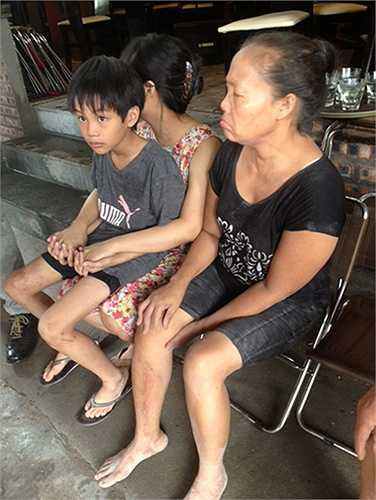 13h20, gia đình bà Sửu, gồm ba người là một trong những người đầu tiên được lực lượng chức năng cứu đưa ra ngoài.