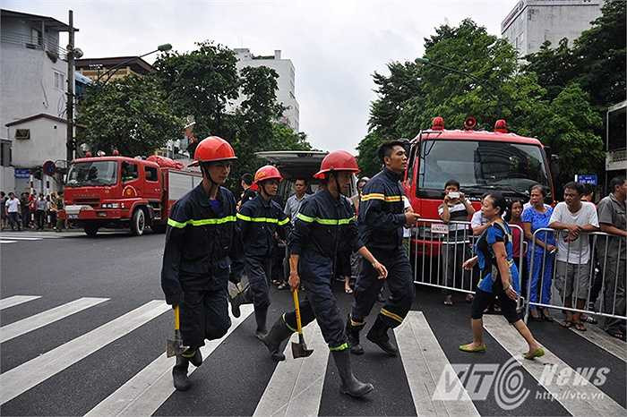 Rất đông các lực lượng chức năng được cử tới hiện trường vụ sập nhà bao gồm: Lực lượng CS PCCC Hà Nội, Bộ Tư Lệnh Thủ đô, Công an Thành phố, Sở xây dựng và các lực lượng liên quan đến hỗ trợ công tác cứu hộ tham gia ứng cứu, tìm kiếm cứu hộ cứu nạn.