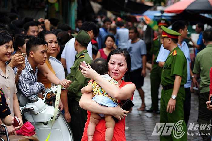 13h30, rất nhiều người dân sống ở trong khu nhà số 107 đường Trần Hưng Đạo hoảng loạn bỏ chạy ra ngoài.